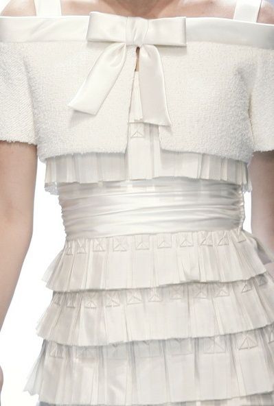 v a l e n t i n o . Chanel Haute Couture Details, Moda Chanel, Haute Couture Details, Textil Design, Mode Chanel, Valentino Couture, Dresses 2013, Chanel Couture, Chanel Haute Couture