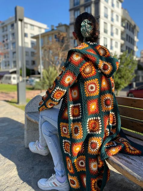 Crochet Autumn Free Pattern, Boho Mum Style, Afghan Color Schemes, Crochet Work Clothes, Oversized Granny Square Cardigan, Granny Square Colors, Crochet Square Cardigan, Crochet Sweater Chunky, Crochet Chunky Sweater