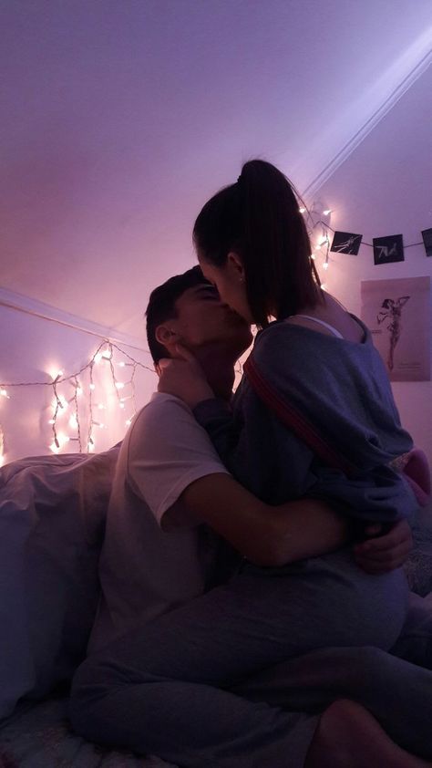 Photos To Send To Your Boyfriend, Sweet Couple Kiss, Cute Couple Stuff, Couple On Couch, Teenage Goals, Wholesome Relationship, Stolen Glances, Couple Tumblr, Teenage Couples