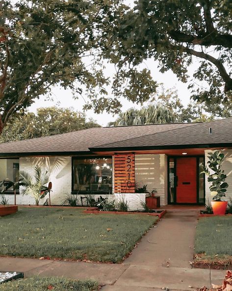 Iconic Midcentury in Texas Gulf Coast Brimming with Personality - Mid Century Home Midcentury Home Exterior, Mid Century Ranch Exterior, Mid Century Modern Homes Exterior, Mid Century Modern House Exterior, Mid Century Modern Ranch, Texas Gulf Coast, Mid Century Modern Exterior, Ranch House Exterior, Mid Century Exterior