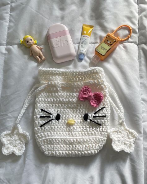 Crocheting Ideas Clothes, Diy Crochet Ideas, Little Things To Crochet, Small Things To Crochet, Crochet Easy Projects, Pompom Crochet, Hello Kitty Crochet, Hello Kitty Crafts, Hello Kitty Clothes