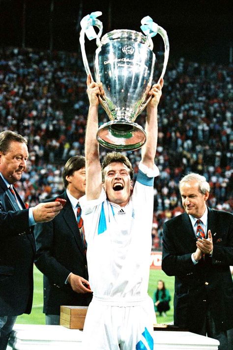 Le capitaine de l'Olympique de Marseille, Didier Deschamps, soulève la coupe «aux grandes oreilles».