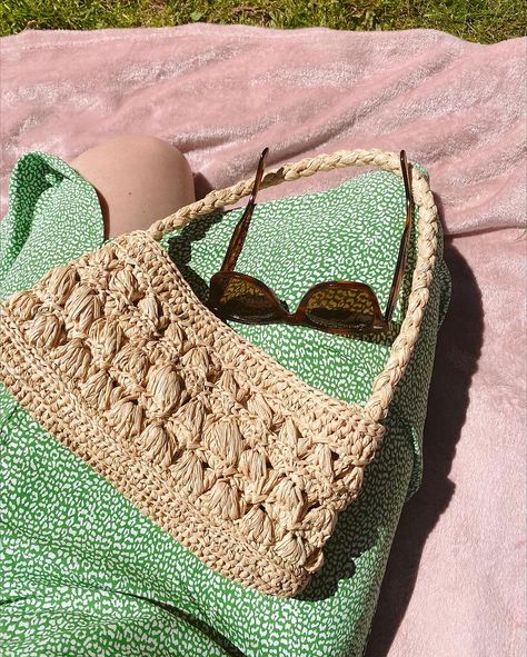 Jane Birkin Bag, Raffia Crochet Bag, Raffia Crafts, French Basket, Raffia Basket, Diy Straw, Crochet Backpack Pattern, Raffia Crochet, Crochet Shoulder Bags