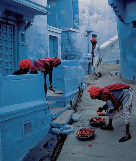 Life in India. Steve Mccurry Photos, Mother India, Amazing India, Steve Mccurry, India Photography, Blue City, Jolie Photo, People Of The World, Foto Inspiration