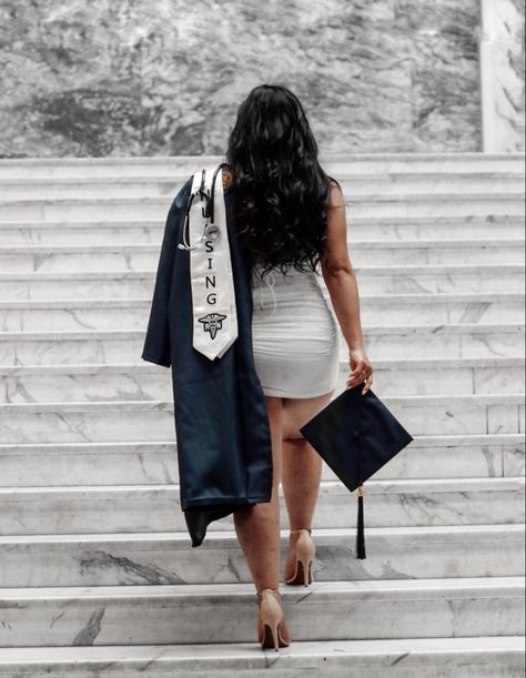 Graduation Sports Pictures, Graduation Photo Outfit Ideas, Hair Styles For Graduation Cap, Cap And Gown Hair Hairstyles, Picture From The Back, Hair For Graduation, Cap And Gown Senior Pictures, Graduation Photo Shoot, Nursing School Graduation Pictures