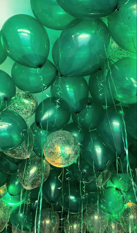 St Pattys Party, St Patricks Theme, Sweet Sixteen Birthday Party Ideas, Anniversaire Harry Potter, Birthday Wallpaper, Birthday Party Theme Decorations, Green Balloon, 18th Birthday Party, Green Theme