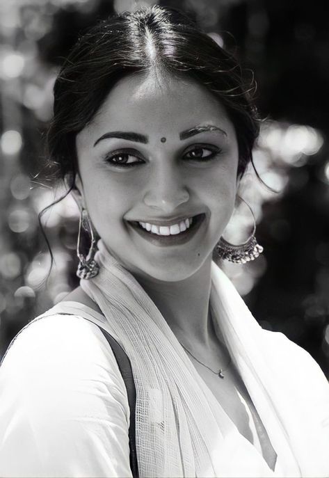 Pencil Sketch Reference Photo, Kiara Advani Portrait Drawing, Kiara Advani Pencil Drawing, Kiara Advani Sketch Pencil, Pencil Potraits Sketch, Kiara Advani Sketch, Shershaah Aesthetic, Indian Celebrity Drawings, Indian Celebrity Portraits Drawing