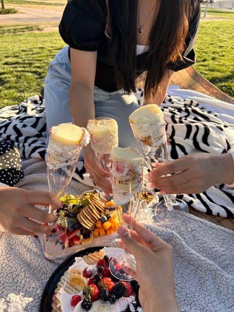 picnic aesthetic, cute picnic, friend date ideas, hangout, cake glasses, sunset, food, fruits, golden hour, park, picnic blankets Picnic Date Best Friend, Cute Friend Picnic, Picnic Double Date, Sunset Picnic With Friends, Friends Dates Ideas, Beach Picnic Ideas Friends, Friends Dates Aesthetic, Cute Outdoor Date Ideas, Friend Gathering Ideas