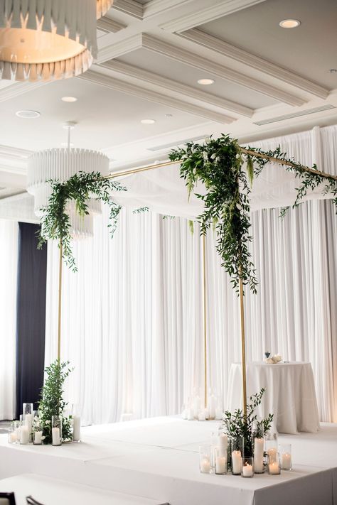 Jewish Wedding Ideas Chuppah, Jewish Chuppah Wedding, Wedding Ceremony Chuppah, Jewish Wedding Huppa, Modern Chuppah Ideas, Winter Chuppah, Chuppah Indoor, Chuppah Florals, Chuppah With Flowers