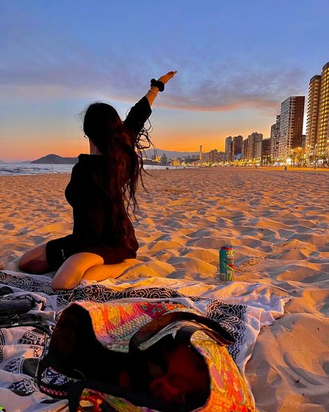 #sunsetphotography #sunset #benidorm #spaintraveltips #spain #thesummeriturnedpretty #summertime #summerstyle #beachvibes Alicante, Valencia, Alicante Photo Ideas, Benidorm Aesthetic, Pogue Summer, Spain Life, Spain Vibes, Spain Benidorm, Spain Road Trip