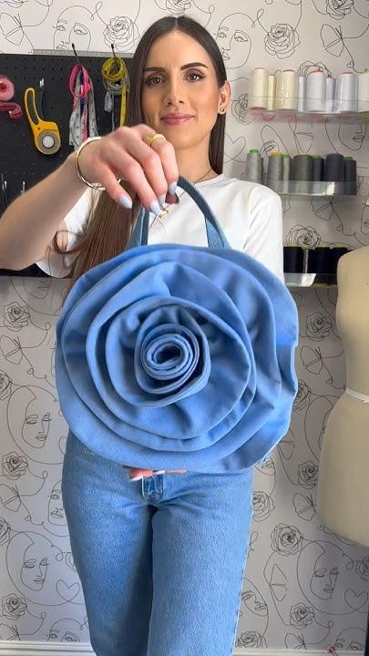 Upcycle your jeans 🌹Rosette Tote Bag #costura #sewing #upcycle #asmr #rosette #jeansbagpatterns #jeanbagspatternideas #recyclejeansbagpattern Jean Bags Pattern Ideas, Diy Jeans Bag Tutorial, Sewing Upcycle, Diy Jean Bag, Diy Bags Jeans, Sac En Cuir Diy, Upcycled Tote, Upcycled Purse, Blue Jean Purses