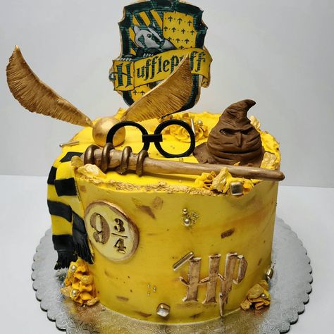 Harry Potter Cakes Hufflepuff, Harry Potter Hufflepuff Cake, Harry Potter Birthday Cake Hufflepuff, Harry Potter Cake Hufflepuff, Hufflepuff Birthday Party Ideas, Hufflepuff Cupcakes, Hogwarts Birthday Cake, Hufflepuff Birthday Cake, Hufflepuff Birthday