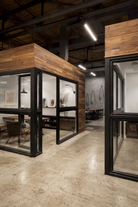 These glass-walled workrooms provide personal space without feeling stifled or claustrophobic Modern Office Design Inspiration, Industrial Office Space, Warehouse Office, Interior Kantor, Commercial Office Design, Industrial Office Design, Office Design Inspiration, Loft Office, Modern Office Space