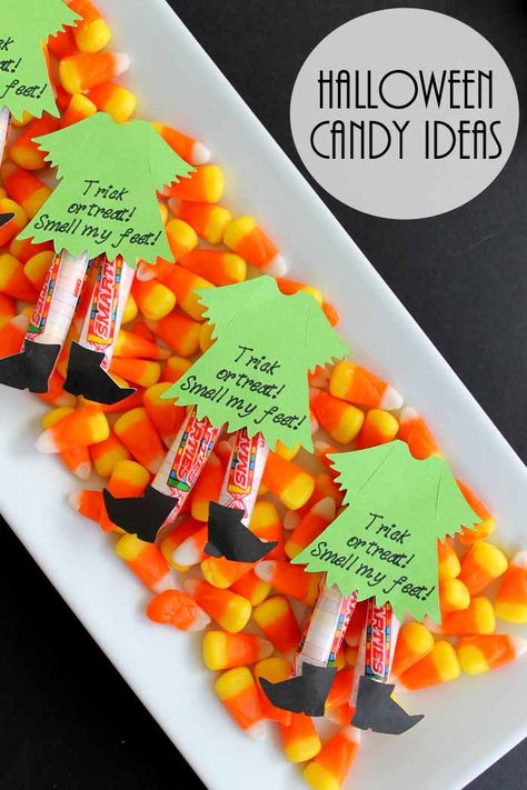 Need Halloween candy ideas? Try making these witch legs for a creative Halloween treat! Halloween Candy Ideas, Creative Halloween Treats, Dulceros Halloween, Dulces Halloween, Diy Halloween Treats, Bonbon Halloween, Halloween School Treats, Candy Ideas, Witch Legs