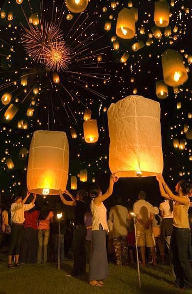 Chiang Mai, Loy Krathong Festival, Loy Krathong, Floating Lanterns, Festivals Around The World, Thailand Travel, Oh The Places Youll Go, Dream Destinations, Travel Bucket