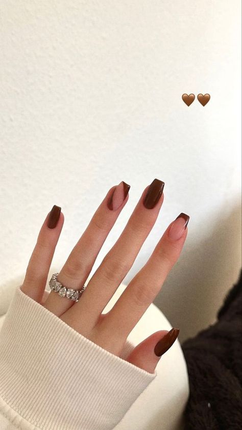 Short Square Black Nails With Design, Nails Simple Design Classy, Short Square Nails Neutral, Red Gel Nails Designs Classy, Neutral Coffin Acrylic Nails, Brown Manicure Ideas, Red Nails Short Design, Short Nails Design Ideas 2024, Nail Inspo Squoval