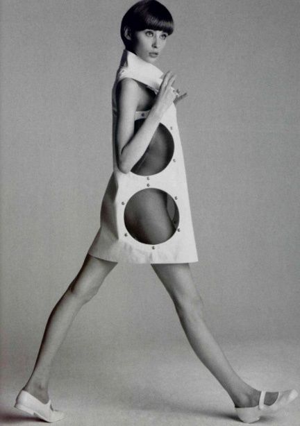 cool vintage dress with circle cutouts Andre Courreges Space Age Fashion, Style Année 60, Andre Courreges, Mode Retro, Jean Patou, Jeanne Lanvin, Fashion 1960s, Swinging Sixties, Moda Retro