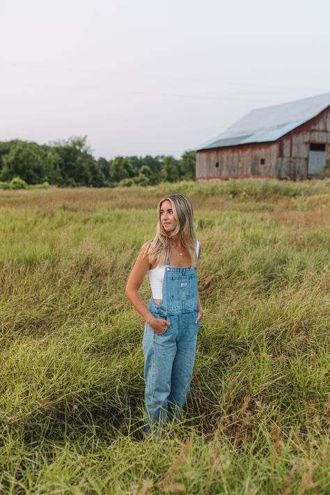 Mountain Photoshoot Outfit Ideas, Senior Photos Overalls, Overalls Outfit Photoshoot, Graduation Field Pictures, Overalls Senior Pictures, Overall Photoshoot Photo Ideas, Overall Senior Pictures, Senior Pictures In City, Granola Senior Pictures