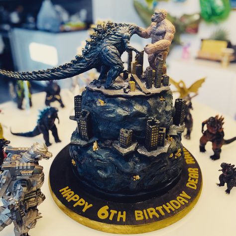 Essen, King Kong And Godzilla Cake, King Kong Cake Ideas, Godzilla Birthday Cake Ideas, Godzilla King Kong Cake, Godzilla Vs King Kong Birthday Party, Godzilla And King Kong Birthday Party, Kong Vs Godzilla Cake, Godzilla King Kong Birthday Party