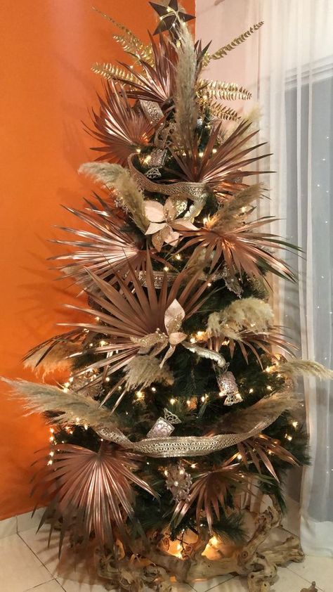 a mini pampas grass Christmas tree n a pot and non-decorated is a lovely decoration for an awkward nook or if you don't have much space Tropical Christmas Decorations, Tropical Christmas Trees, Christmas Tree Inspo, Christmas Palm Tree, Boho Chique, Creative Christmas Trees, Christmas Themes Decorations, White Christmas Trees, Tropical Christmas