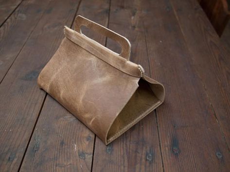 Leather Lunch Tote from Design*Sponge Diy Sac Pochette, Leather Lunch Bag, Diy Lunch Bag, Diy Lunch, Tote Tutorial, Diy Leather Projects, Diy Hanging Shelves, Diy Sac, Diy Bricolage