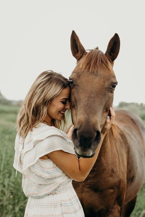 Senior Horse Photography, Equestrian Photoshoot, Horse Photoshoot Ideas, Equine Photography Poses, Horse Senior Pictures, Horse Photoshoot, Horse Photography Poses, Foto Cowgirl, Pictures With Horses