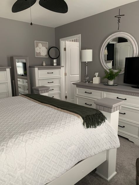 Grey Walls White Bedroom Furniture, Bed Rooms Ideas Gray Walls, Room Decor For Grey Walls, Grey And White Walls Bedroom, Room Ideas Grey Walls Bedrooms, Grey Room With White Furniture, Light Gray Bedroom Walls Cozy, Gray And White Room Ideas Bedroom, Bedroom Inspo Gray Walls