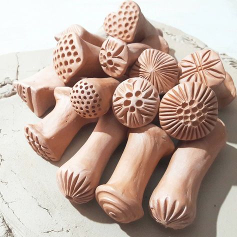 Ceramic Stamps, Decorations Party Ideas, Easter Centerpiece Ideas, Handmade Clay Pots, Table Decorations Ideas, Coil Pottery, Easter Centerpiece, Pottery Supplies, Sculpture Art Clay