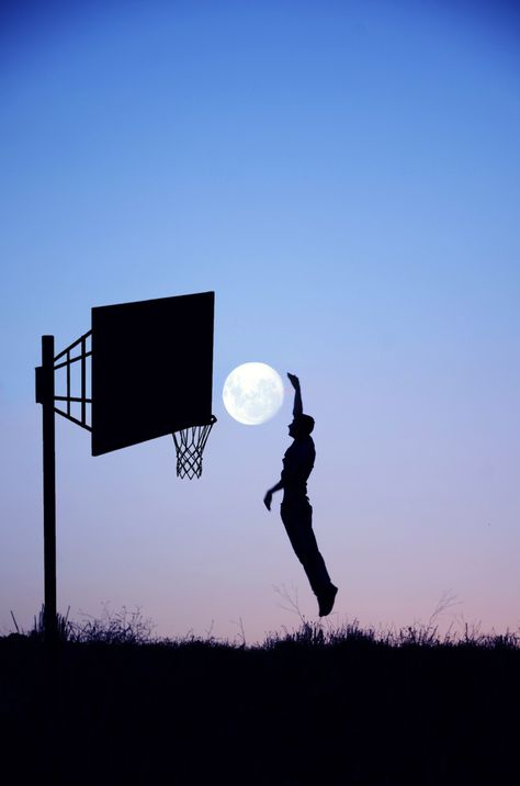 Optical Illusion Photography Sees Man Play Basketball With Moon If only it were volleyball... Optical Illusion Photography, Illusion Photography, Forced Perspective, Perspective Photography, Photo D Art, Foto Tips, Foto Art, Sports Photography, Foto Inspiration