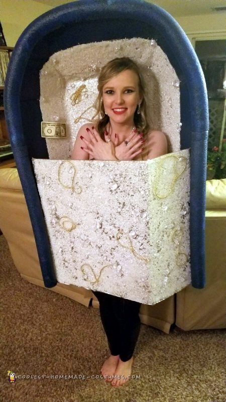 Taylor Swift Funny Costume, Homemade Taylor Swift Costume, Taylor Swift Bathtub, Iconic Taylor Swift Music Video Outfits, Taylor Swift Lyric Costumes, Taylor Swift Trunk Or Treat, Taylor Swift Couple Costume, Look What You Made Me Do, Taylor Swift Cosplay