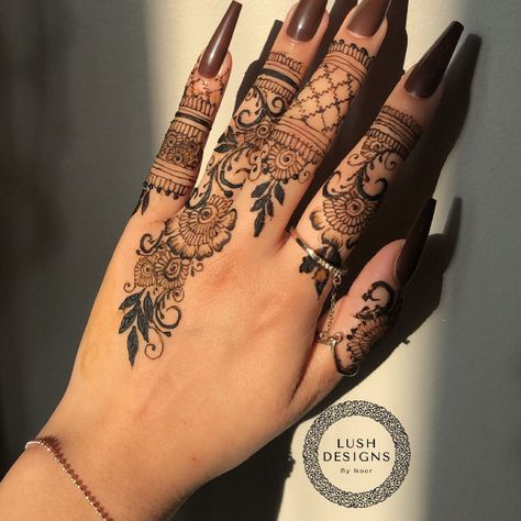 New Henna Designs Fingers, Henna Designs Ring Finger, Simple Henna Finger Designs, Fingers Henna Design, Western Henna Designs, Arabic Finger Henna Designs, Simple Henna Designs Finger, Fingertip Henna, Simple Finger Henna Designs