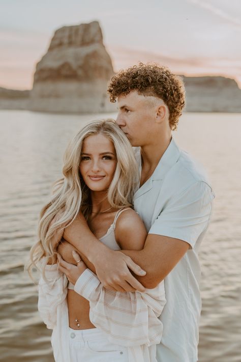 Engagement Photo Shoot Outfits Beach, Beach Couple Poses Fun, Professional Beach Pictures Couples, Lake Powell Photoshoot, Fun Couples Beach Photoshoot, Wedding Photos On Beach, Beach Photo Couple Ideas, Beach Photo Shoot Outfits Couple, Couple Beach Session