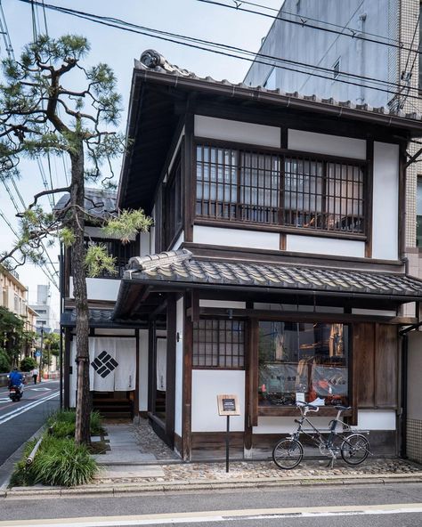 Japan Property Central on Instagram: “Sportswear store Columbia opened a shop in this 100-year old machiya alongside Rokkaku Street in September 2019. The traditional…” Japan Houses Aesthetic, Tradition Japanese House, Japan House Architecture, Middle Class Japanese Home, Futuristic Japanese Architecture, Japanese Windows Traditional, Japanese Style Houses, Traditional Japanese Home Exterior, Japan Old House
