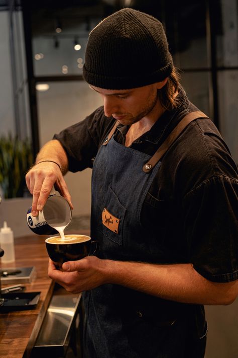 Croquis, Barista Photoshoot Ideas, Male Barista Aesthetic, Coffee Roastery Photography, Coffee Shop Lifestyle Photography, Barista Job Aesthetic, Barista Aesthetic Boy, Barista Pose Reference, Barista Pictures