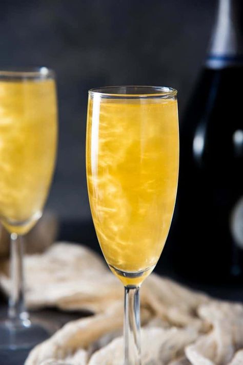 Gold Shimmery Champagne Cocktail - an easy Elderflower Champagne cocktail, New Year's Eve Drink that is perfect as any celebration cocktail. Elderflower Champagne, New Years Eve Drinks, New Year's Drinks, Lemonade Slushies, New Years Cocktails, Champagne Recipes Cocktails, Gold Drinks, Champagne Drinks, Napa Wineries