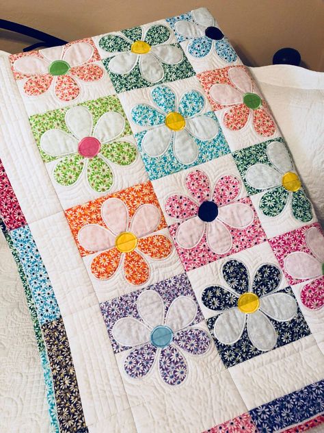 Quilting Applique Quilts, Colchas Quilting, Flower Quilt Patterns, Girl Quilts Patterns, Embroidery Quilt, Scrappy Quilt Patterns, Flower Quilts, Applique Quilt Patterns, Baby Quilt Patterns