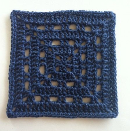 Quadrados...inspirações diversas! Mais Mais Easy Crochet Squares, Free Crochet Square, Crochet Square Pattern, Motifs Granny Square, Granny Square Haken, Crochet Blocks, Granny Square Blanket, Square Blanket, Crochet Motifs