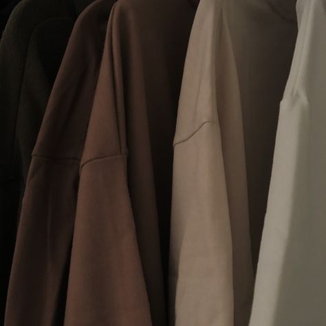 earth tones shirt aesthetic Earth Tone Fabrics, Earth Colour Outfit, Earthy Tones Clothes, Earth Tone Instagram Feed, Muted Tones Aesthetic, Brown Earthy Aesthetic, Earthy Toned Outfits, Clothes Earth Tones, Earthy Tones Outfit