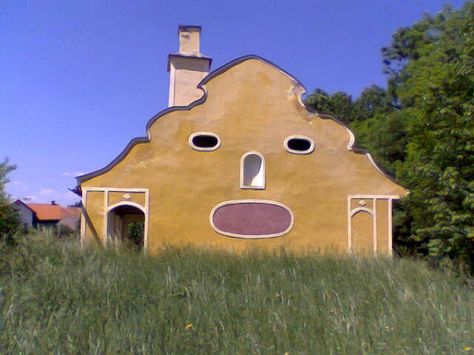 Houses with Human Face! Weird Houses, Unusual Houses, Things With Faces, Face Pics, Image Meme, Crazy Houses, Human Faces, Bg Design, Creative Architecture