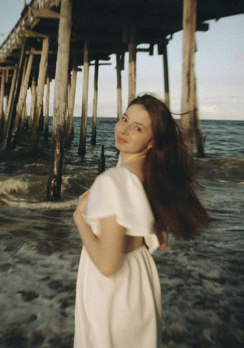 Beach senior photos! By @amilligoinsilli on isntagram! Senior Pictures At The Beach, Beach Graduation Pictures, Pretty Senior Pictures, Mother Day Photo, Senior Portraits Beach, Aesthetic Mother, Mothers Day Photoshoot, Beach Senior Photos, Pictures At The Beach