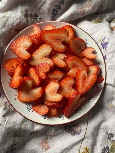 Strawberry Heart Aesthetic, Strawberry Heart Cake, Yellow Cartoon Characters, Heart Strawberries, Strawberry Sweets, Fruit Love, Yellow Cartoon, Strawberry Hearts, Strawberry Summer