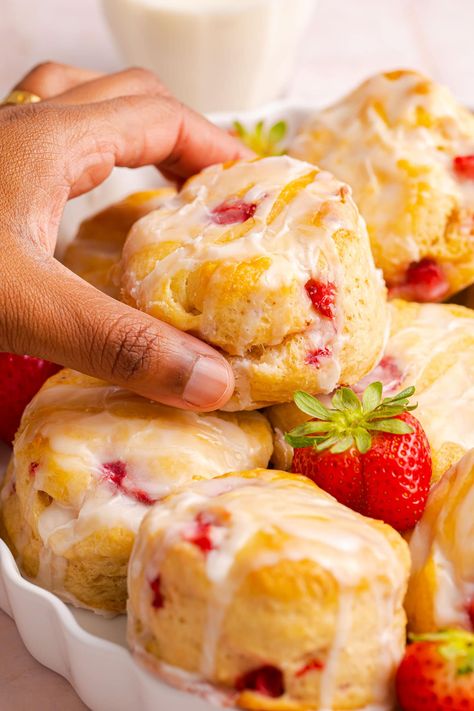 Strawberry Buttermilk Muffins, High Protein Breakfast Biscuits, Strawberry Biscuits Recipe, Glazed Biscuits, Strawberry Business, Strawberry Biscuits, Buttermilk Biscuits Easy, Frozen Biscuits, Biscuit Rolls