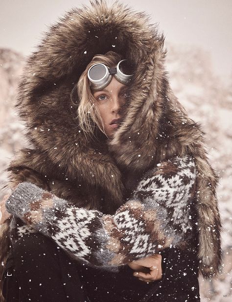 Anja Rubik Takes On Rugged Winter Looks for Vogue Germany Vogue Winter, Bunny Fashion, Anja Rubik, Winter Photoshoot, Rugged Style, Vogue India, Ski Fashion, Blonde Model, Beachwear Fashion