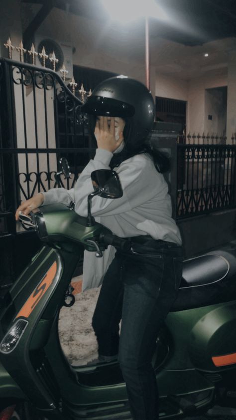 Vespa Metic, Naik Vespa, Vespa Matic, Ootd Simple, Fireworks Photography, Vespa Girl, Hijab Aesthetic, Casual College Outfits, Hijab Style Casual
