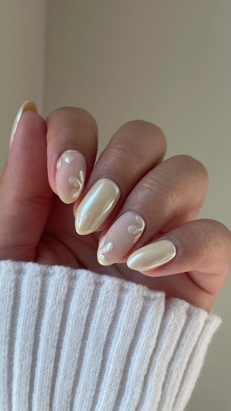Vanilla chrome flowers 🌼 Gel products used • pr 🍨 @opi @opi_professionals Blinded by the Ring Light 🌸 @leminimacaron Crème Brûlée ✨… | Instagram Purple Nail, Nail Design Gold, Crome Nails, Nails Yellow, Viral On Tiktok, Eye Nails, Summery Nails, Casual Nails, Nagel Inspo