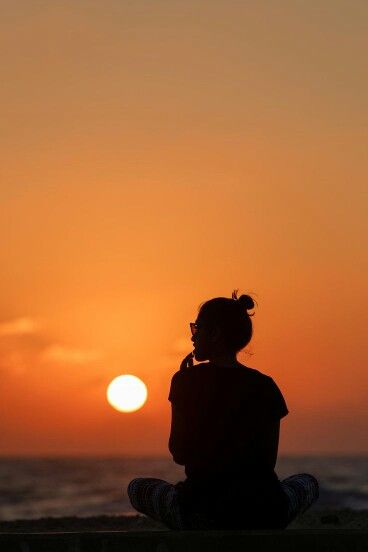 Girl Silhouette Aesthetic, Sunset With Girl, Girl In Sunset, Beach Photography Ideas, Sunset Beach Photos, संगीत डाउनलोड, Sunset Girl, Silhouette Photography, Shotting Photo