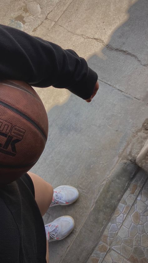 Basketball Playing Aesthetic, Basket Baller Aesthetic Girl, Fake Basketball Story, Alexa Mendoza Aesthetic, Summer Basketball Aesthetic, Cewe Main Basket, Basketball Practice Aesthetic, Basket Girl Aesthetic, Bball Aesthetics