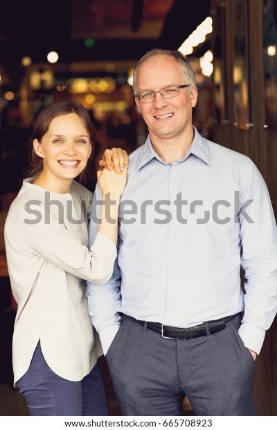 Father Daughter Poses, Father Daughter Pictures, Mother Daughter Photography Poses, Father Daughter Photos, Daughter Photo Ideas, Family Photoshoot Poses, Father Photo, Grad Photoshoot, Mother Daughter Photography