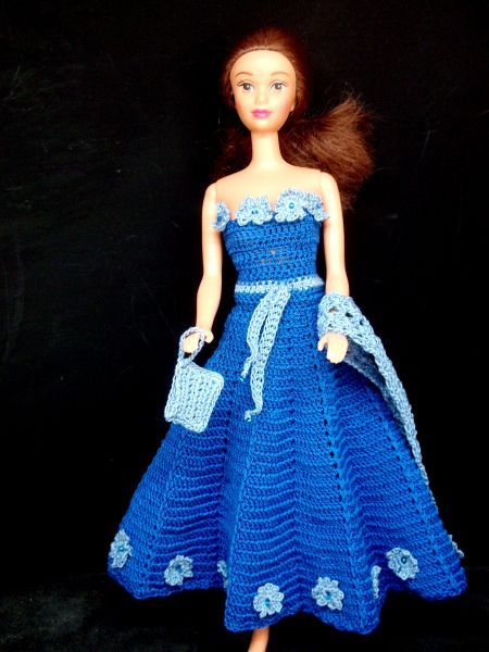 Kreativhandarbeit | Anleitung für das Entzückende Abendkleid mit Häkelblume als Zierde in blau Amigurumi Patterns, Barbie Wedding Dress, Crochet Barbie Clothes, Barbie Wedding, Crochet Doll Clothes, Barbie Dress, Barbie And Ken, Crochet Fashion, Crochet Doll