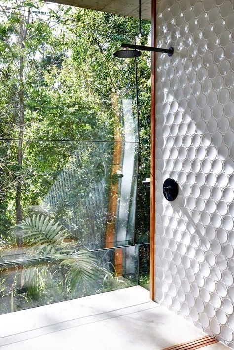 Modern Concrete House-Jesse Bennett-20-1 Kindesign Wind Chimes, Design Outfit, Concrete House, Queensland, Garden Arch, Under Construction, Villa, Outdoor Structures, Outdoor Decor